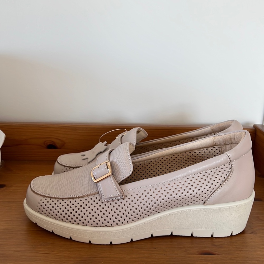 NEW! leather light beige loafers size 9 wide